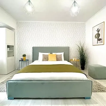 The Bright - Unirii Square Next To The Old Town Bucarest