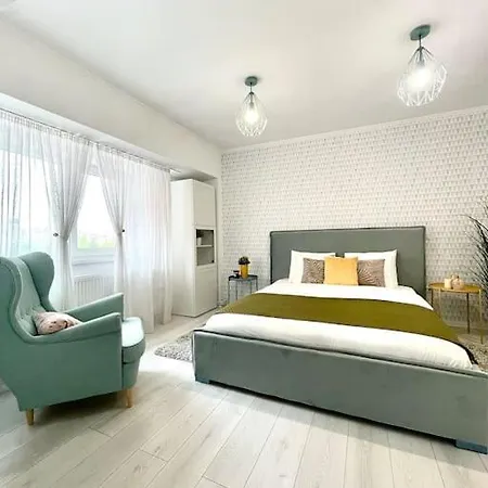 The Bright - Unirii Square Next To The Old Town Bucarest